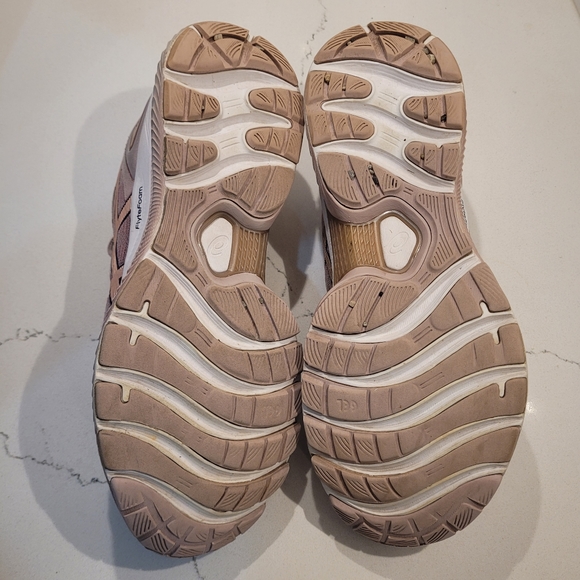 Asics Gel-Nimbus 22 Running shoes - Women's size 9. - Picture 9 of 10